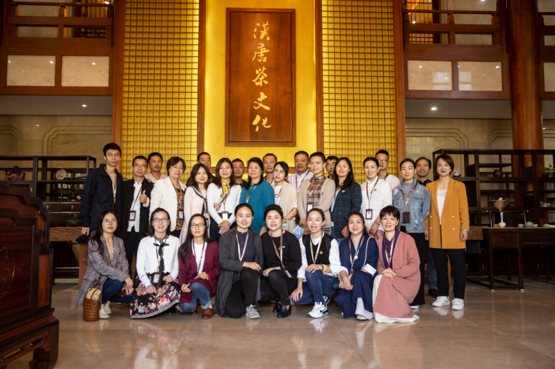 熱烈歡迎中國評茶師 · 茶藝師同學聯(lián)誼會的老師們到訪漢唐臺州總部插圖